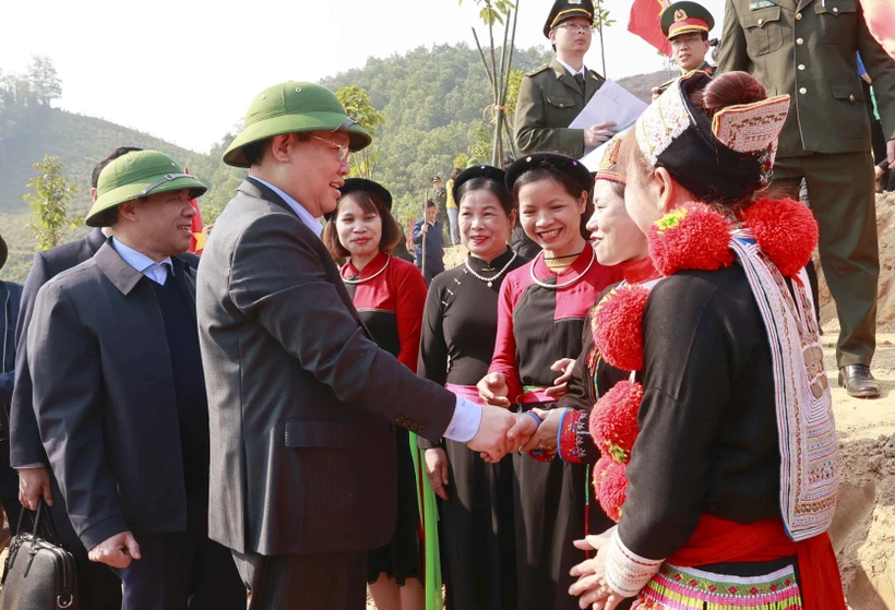 Chủ tịch Quốc hội Vương Đình Huệ dự Lễ phát động thi đua và Tết trồng cây tại Tuyên Quang
