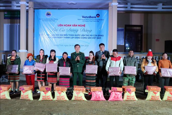 Chương trình “Xuân Biên phòng ấm lòng dân bản” về xã Trung Sơn
