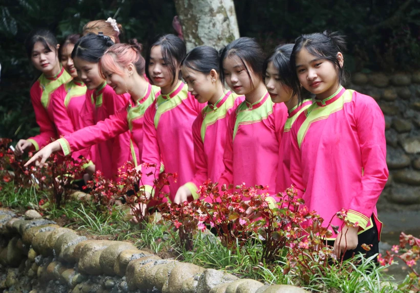 Tổ chức Liên hoan trình diễn trang phục truyền thống các dân tộc thiểu số Việt Nam 