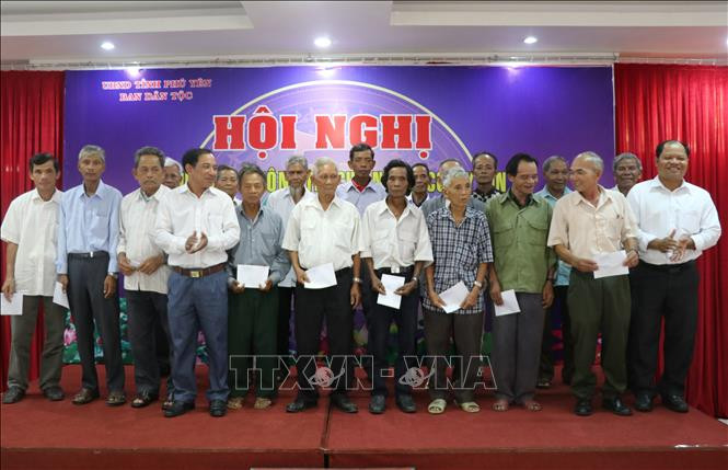 Ban dân tộc tỉnh Phú Yên tặng quà cho người có uy tín. Ảnh: Phạm Cường-TTXVN