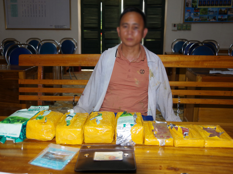 Bắt đối tượng Lầu A Công vận chuyển 5 kg ma túy đá và 4 bánh heroin