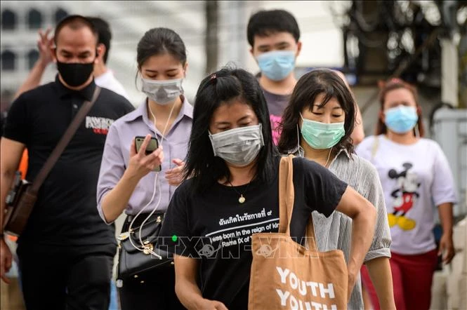 Những thói quen xấu khi đeo khẩu trang làm gia tăng nguy cơ nhiễm virus SARS-CoV-2