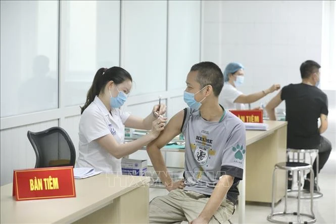 Tiêm vaccine - giải pháp căn cơ, mang tính chiến lược để thoát khỏi đại dịch COVID-19