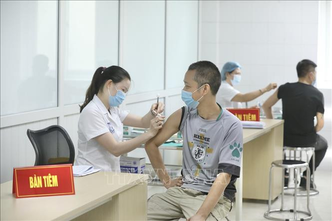 Tiêm vaccine - giải pháp căn cơ, mang tính chiến lược để thoát khỏi đại dịch COVID-19