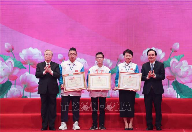 Tuyên dương học sinh, sinh viên xuất sắc tiêu biểu học tập và làm theo Bác 