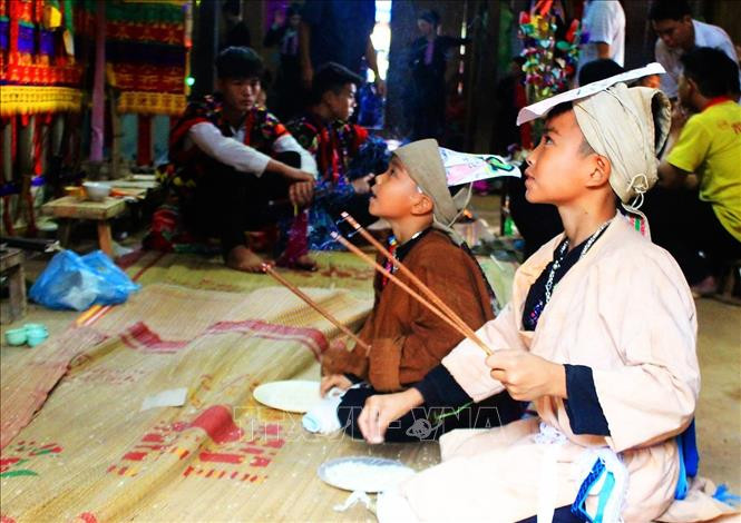 Hai cậu bé được làm lễ Tủ Cải (hay còn gọi là lễ trưởng thành). Ảnh: Phan Anh Tuấn -TTXVN