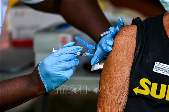 Nghiên cứu đầu tiên cho thấy miễn dịch giảm sau mũi vaccine tăng cường ngừa COVID-19