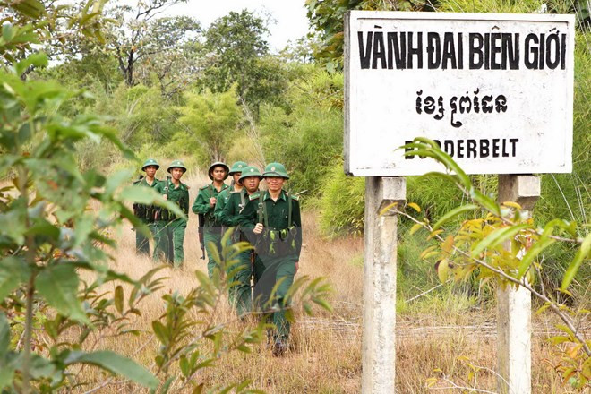 Chiến sĩ Đồn Biên phòng Ia R’vê (Đắk Lắk) tuần tra khu vực vành đai biên giới. Ảnh: TTXVN