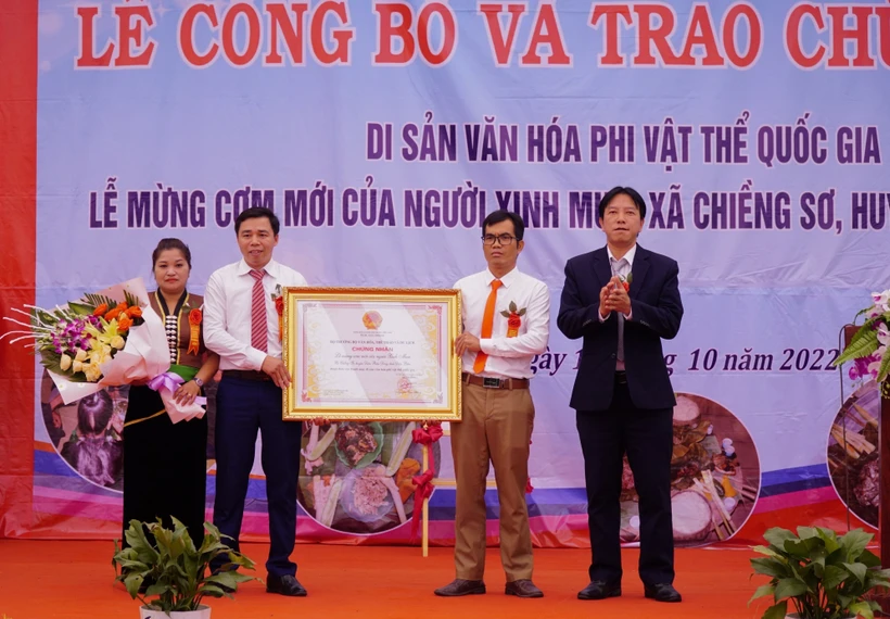 Trao Chứng nhận di sản văn hóa phi vật thể quốc gia đối với Lễ Mừng cơm mới của người Xinh Mun ở xã Chiềng Sơ. Ảnh: Xuân Tư - TTXVN