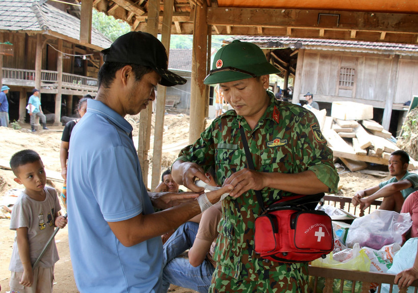 Nhân viên quân y, Bộ chỉ huy Quân sự tỉnh Nghệ An thăm khám, cấp phát thuốc cho nhân dân vùng lũ ở huyện Kỳ Sơn. Ảnh: Văn Tý-TTXVN