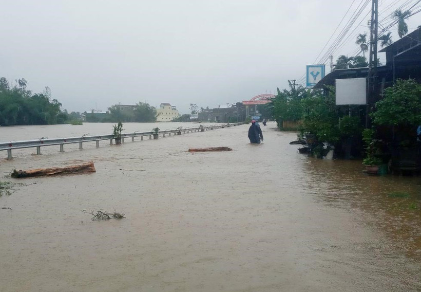 Quảng Ngãi mưa lớn, cảnh báo lũ đang lên nhanh trên các sông