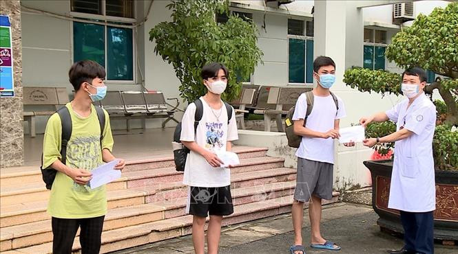 Bác sĩ trao chứng nhận cho bệnh nhân được ra viện. Ảnh: Thanh Thương- TTXVN