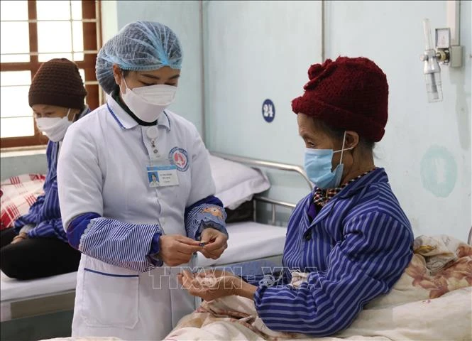 Bác sỹ Bệnh viện Phổi Lạng Sơn chăm sóc, cấp thuốc cho bệnh nhân nhiễm lao. Ảnh: Quang Duy - TTXVN