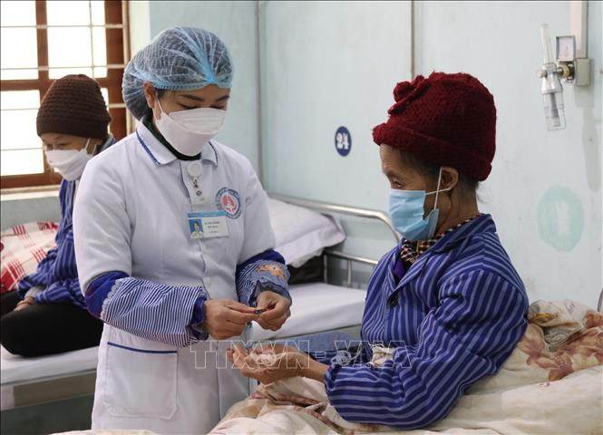 Bác sỹ Bệnh viện Phổi Lạng Sơn chăm sóc, cấp thuốc cho bệnh nhân nhiễm lao. Ảnh: Quang Duy - TTXVN