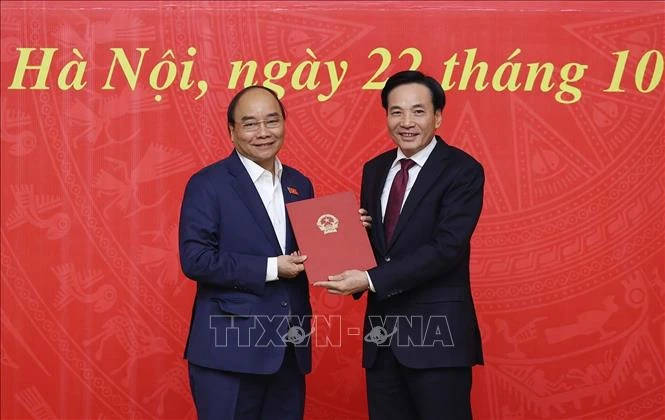 Thủ tướng trao quyết định bổ nhiệm ông Trần Văn Sơn làm Phó Chủ nhiệm Văn phòng Chính phủ