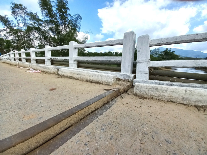 Hệ dầm nhịp cầu sông Vầu bị xô lệch. Ảnh: baoquangnam.vn 