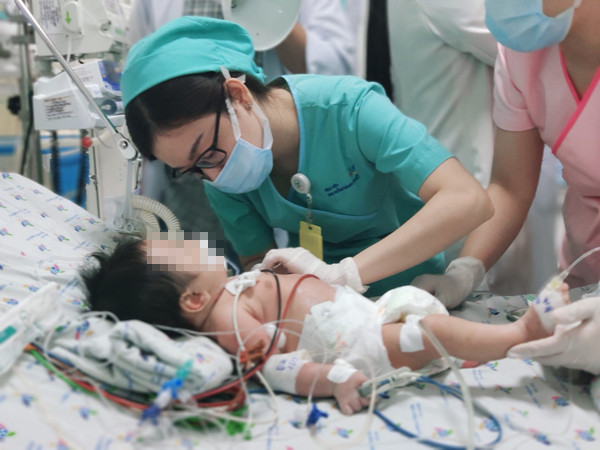 Sặc hạt điều, bé trai hai tuổi suy hô hấp phải thở máy