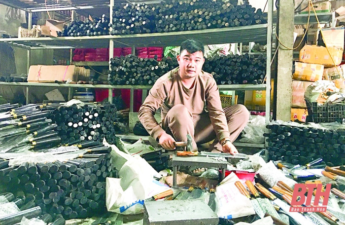 Anh Phạm Văn Tiến làm giàu nhờ nghề rèn truyền thống