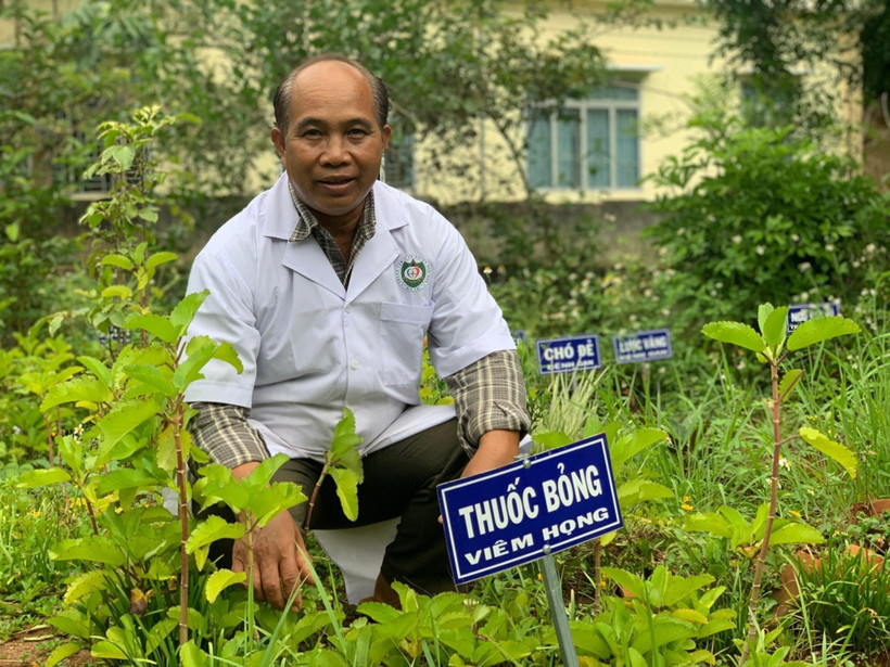 Bác sỹ Nay Blum trong vườn thuốc của trạm y tế xã Glar, huyện Đăk Đoa (Gia Lai). Ảnh: Hồng Điệp - TTXVN