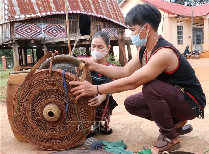Cồng, chiêng được thay áo mới. Ảnh: Hồng Điệp - TTXVN