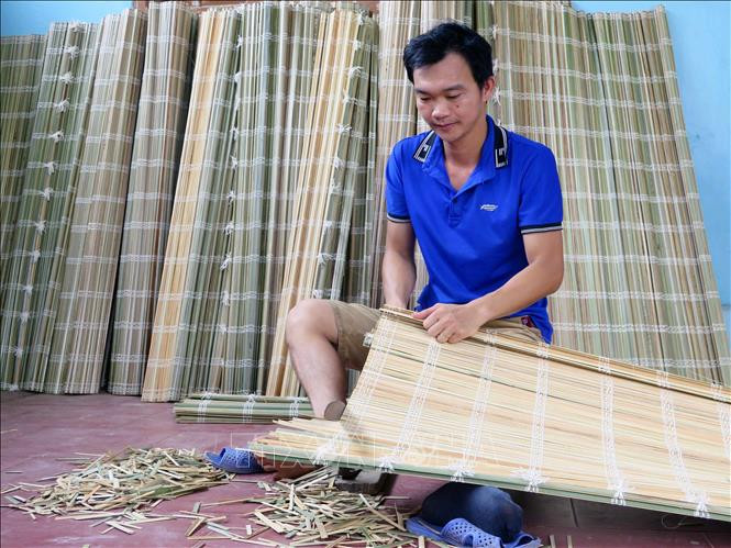 Sau khi dệt xong, mành được cắt phẳng phiu hai đầu để bán ra thị trường. Ảnh: Quân Trang-TTXVN