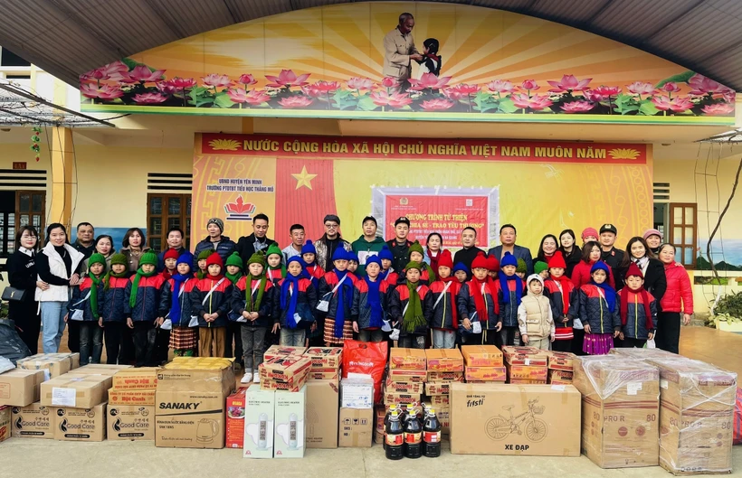 “Cùng chia sẻ, trao yêu thương” với học sinh dân tộc thiểu số vùng cao Hà Giang