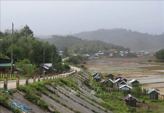 Điểm dân cư 57 hộ thuộc thôn Đăk Lanh, xã Măng Bút, huyện Kon Plông, tỉnh Kon Tum chính thức được đóng điện, hòa điện lưới Quốc gia. Ảnh: Dư Toán – TTXVN.