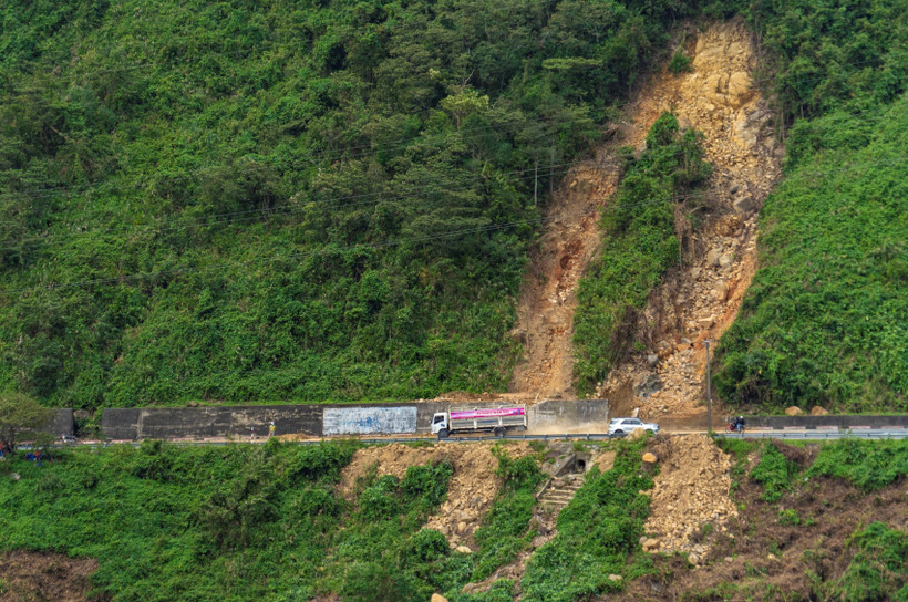 Chậm khắc phục sạt lở trên tuyến đường đèo Hải Vân đoạn qua Đà Nẵng