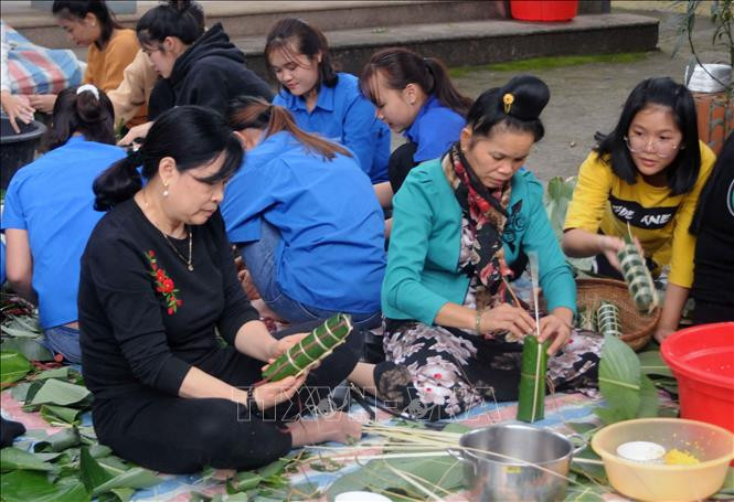 Người dân Sơn La đồng lòng hướng về miền Trung ruột thịt đang bị ảnh hưởng bởi mưa lũ. Ảnh: Quang Quyết-TTXVN