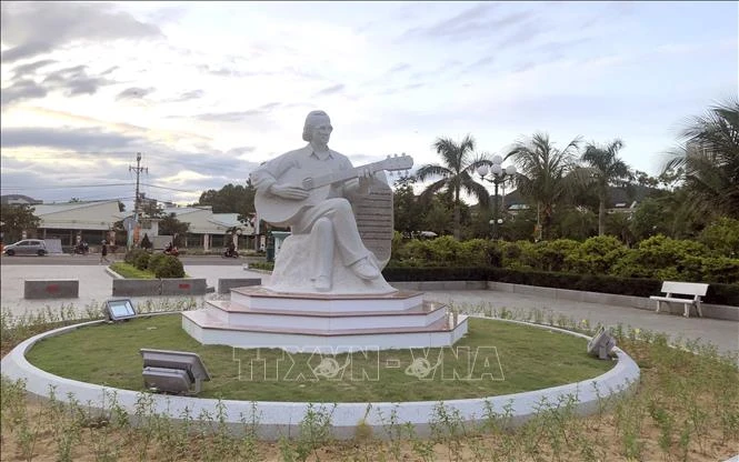 Khánh thành tượng nhạc sĩ Trịnh Công Sơn bên bờ biển Quy Nhơn