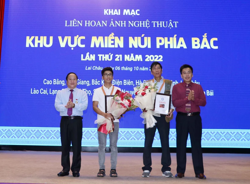 Trao Huy chương Vàng cho tác phẩm “May áo mới” của tác giả Nguyễn Văn Quang, tỉnh Lai Châu và tác phẩm “Cô dâu Dao đỏ” của tác giả Ngọc Như Hải, tỉnh Thái Nguyên. Ảnh: Việt Hoàng - TTXVN