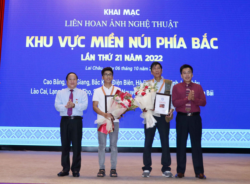 Trao Huy chương Vàng cho tác phẩm “May áo mới” của tác giả Nguyễn Văn Quang, tỉnh Lai Châu và tác phẩm “Cô dâu Dao đỏ” của tác giả Ngọc Như Hải, tỉnh Thái Nguyên. Ảnh: Việt Hoàng - TTXVN