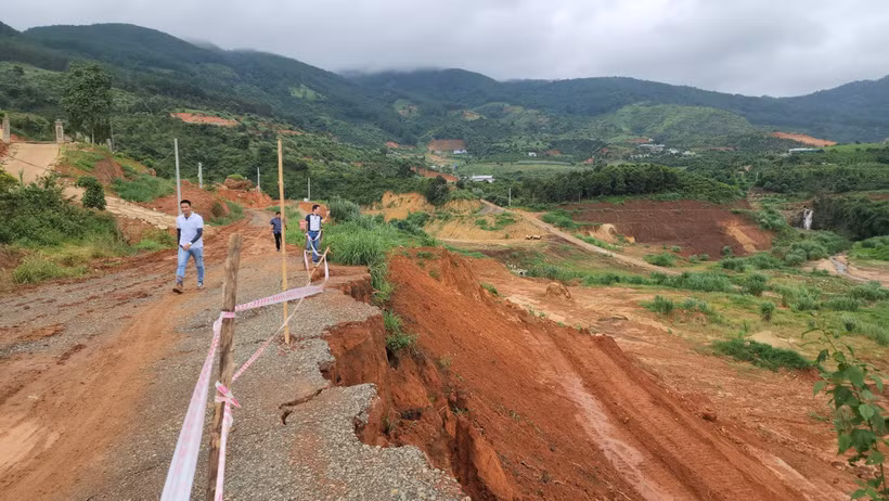 Lâm Đồng: Sạt trượt đất nghiêm trọng bên dự án hồ thủy lợi, di dời nhiều hộ dân đến nơi an toàn
