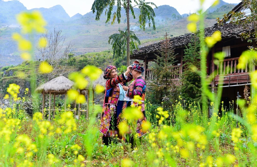Gìn giữ nghề thêu truyền thống dân tộc Lô Lô ở Hà Giang 