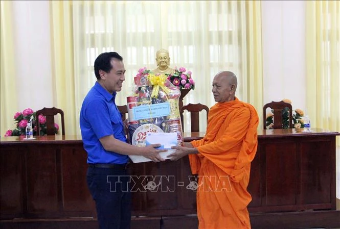 Hội Liên hiệp Thanh niên Việt Nam thăm, chúc Tết Chôl Chnăm Thmây tại Cần Thơ
