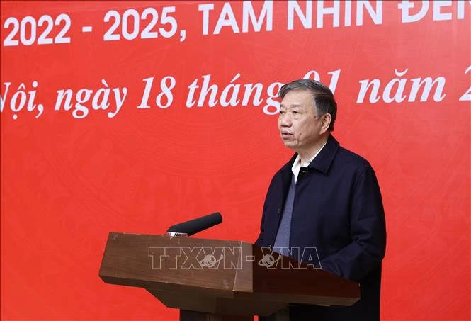 Bộ trưởng Bộ Công an Tô Lâm, Tổ trưởng Tổ công tác triển khai Đề án "Phát triển ứng dụng dữ liệu về dân cư, định danh và xác thực điện tử phục vụ chuyển đổi số quốc gia giai đoạn 2022-2025, tầm nhìn đến năm 2030", phát biểu nhận nhiệm vụ tại Hội nghị trực
