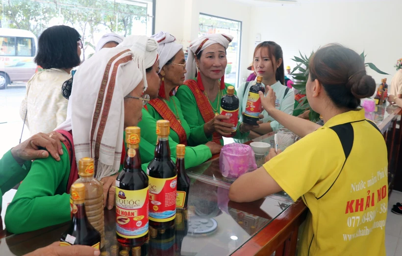 Khách du lịch tìm hiểu và mua nước mắm tại Nhà thùng nước mắm Khải Hoàn ở đảo Phú Quốc (Kiên Giang). Ảnh: Lê Huy Hải - TTXVN