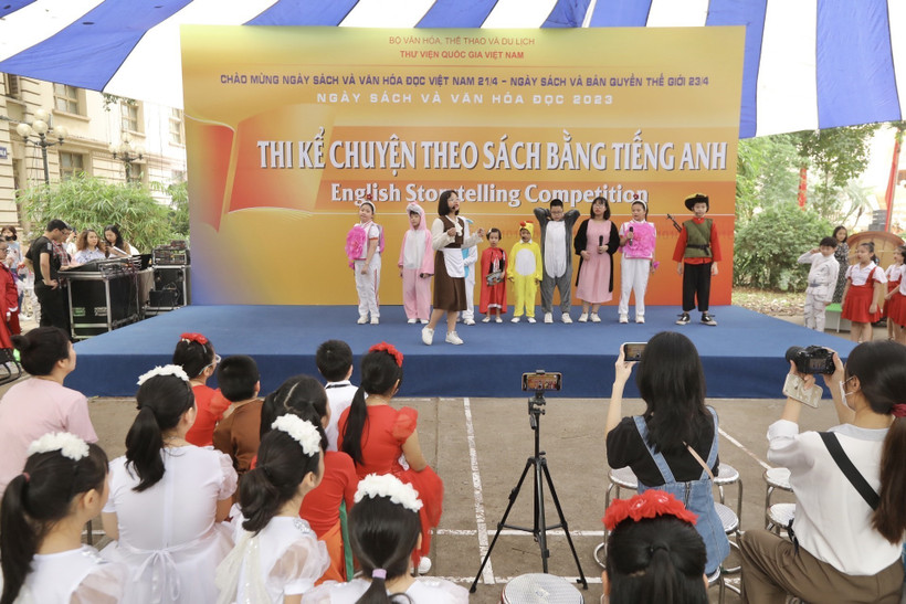Hoạt động thi kể chuyện theo sách bằng tiếng anh Ngày Sách và Văn hoá đọc 2023. Ảnh: Minh Quyết - TTXVN