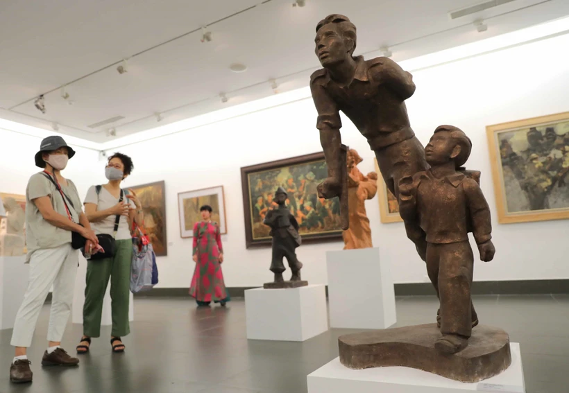 75 năm Ngày Thương binh - Liệt sỹ: Khai mạc triển lãm "Còn mãi với thời gian"