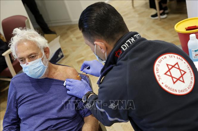 Chuyên gia y tế khuyến nghị người trên 50 tuổi thận trọng khi tiêm mũi vaccine thứ 4