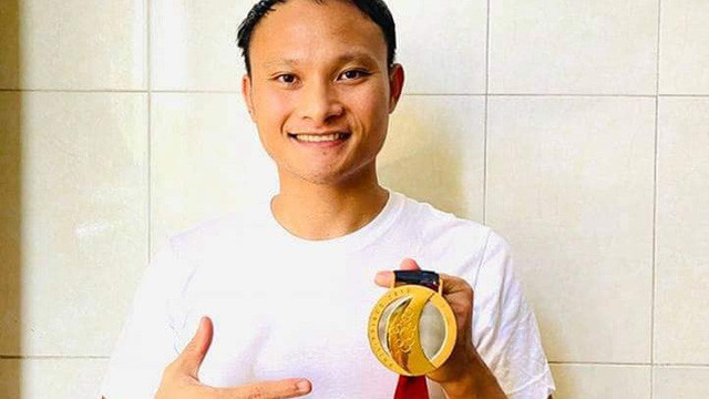 Nhiều nghệ sỹ, người nổi tiếng tặng kỷ vật “chia lửa” với tuyến đầu chống dịch