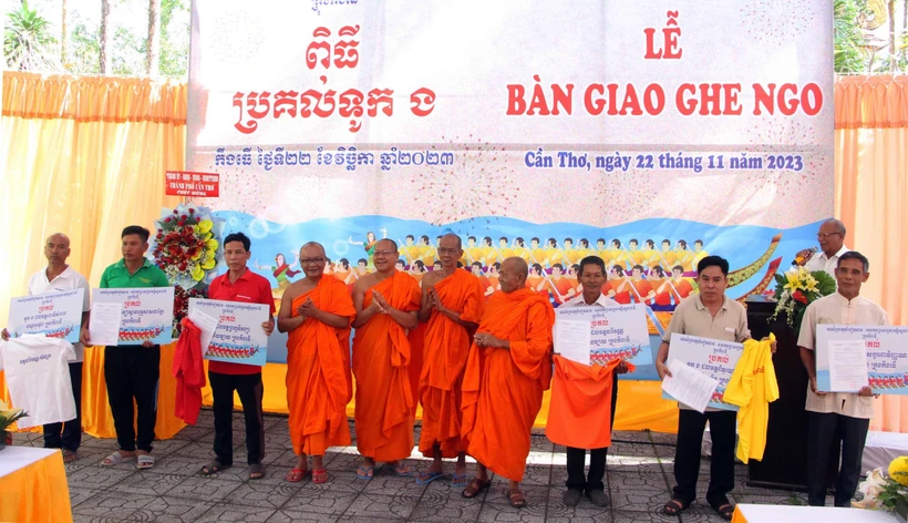 Hội Đoàn kết sư sãi yêu nước thành phố Cần Thơ trao quyết định bàn giao ghe ngo cho đại diện các chùa và Học viện Phật giáo Nam tông Khmer trên địa bàn. Ảnh: Trung Kiên - TTXVN