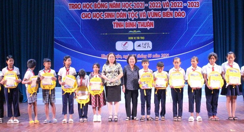 Học bổng Vừ A Dính tiếp sức cho học sinh vùng hải đảo, dân tộc thiểu số tỉnh Bình Thuận