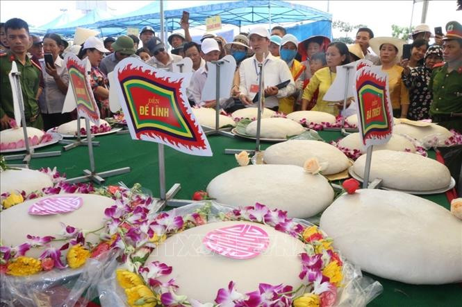 Những mâm bánh giầy dâng lên Thần Độc Cước. Ảnh: Hoa Mai - TTXVN