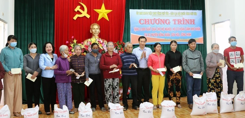 Tặng quà cho các gia đình khó khăn ở miền núi Phú Yên