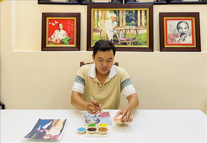 Độc đáo bộ tranh gạo “Bác Hồ kính yêu”