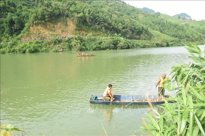 Lực lượng cứu hộ tổ chức tìm kiếm các nạn nhân. Ảnh: Hồng Ninh-TTXVN