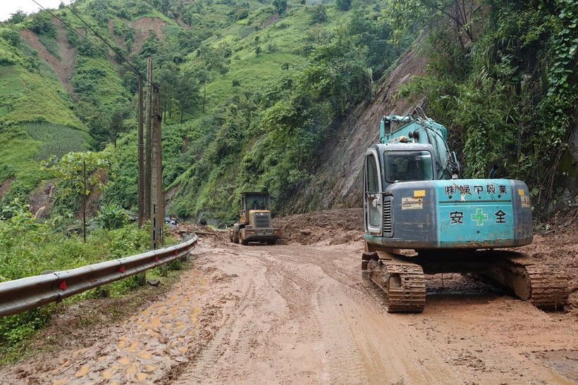 Công ty Cổ phần Xây dựng đường bộ I tập trung huy động máy xúc đất tại điểm sạt lở ở đoạn đường từ xã Khao Mang đi Hồ Bốn (Yên Bái). Ảnh: Tuấn Anh - TTXVN