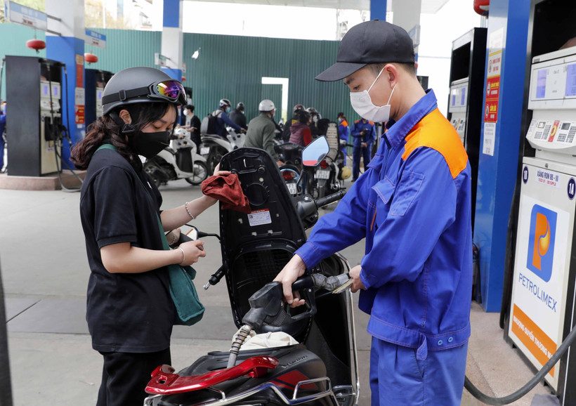 Giá xăng, dầu giảm hơn 400 đồng/lít
