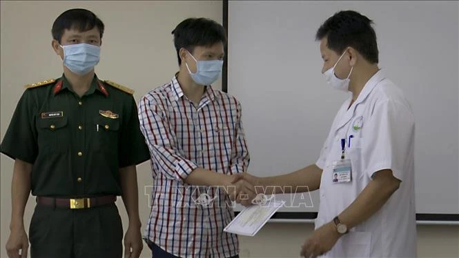 Bệnh nhân 587 được công bố khỏi bệnh và xuất viện. Ảnh: Thanh Hải - TTXVN